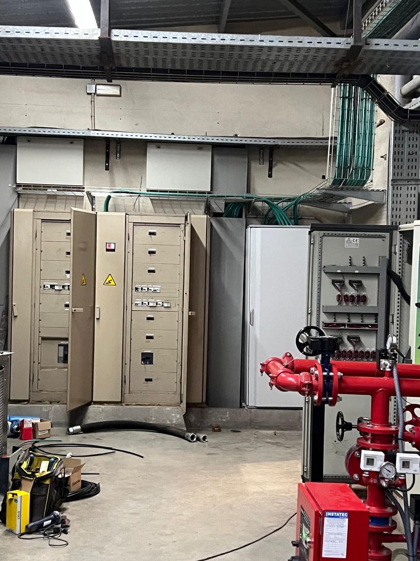 Quadres elèctrics en una nau industrial instal·lats per Instal·lacions Arturo Ferré