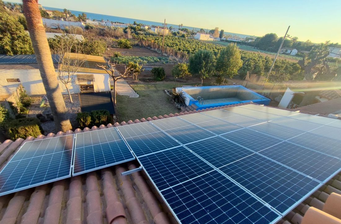 Instal·lació fotovoltaica sobre teulada de teula àrab a Alcanar